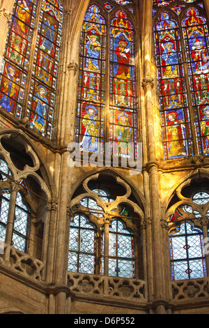 Glasfenster im Inneren der Kirche Abtei Saint-Pierre in Chartres, Eure-et-Loir, Centre, Frankreich Stockfoto