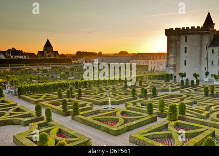 Das Chateau de Villandry mit seinen Gärten bei Sonnenuntergang, UNESCO-Weltkulturerbe, Indre-et-Loire, Loire-Tal, Frankreich Stockfoto