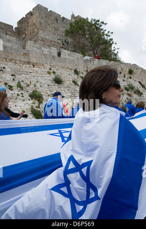 Masse mit einer langen israelische Fahne um die Stadtmauern marschieren. Altstadt von Jerusalem. Israel. Stockfoto