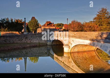 Der Fluss Serein im Dorf von Noyers-Sur-Serein, Yonne, Burgund, Frankreich, Europa Stockfoto