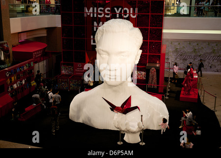 Riesige Statue von Leslie Cheung, ein berühmter Hong Kong Cantopop-Star zum 10. Jahrestag seines Todes. Stockfoto