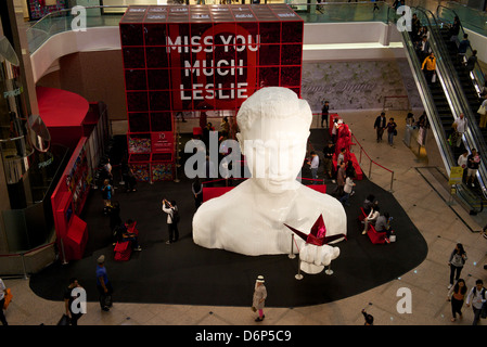 Riesige Statue von Leslie Cheung, einem berühmten hong kong cantopop Stern markiert den 10. Jahrestag seines Todes. Stockfoto