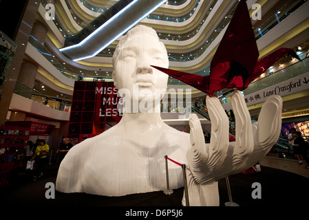 Riesige Statue von Leslie Cheung, ein berühmter Hong Kong Cantopop-Star zum 10. Jahrestag seines Todes. Stockfoto