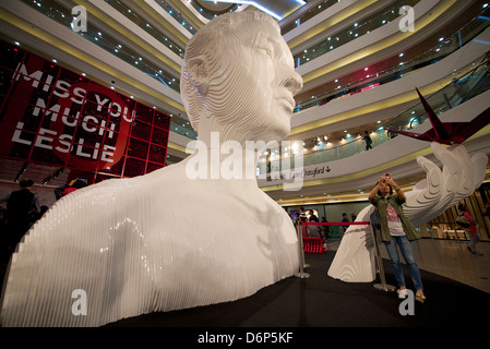 Riesige Statue von Leslie Cheung, ein berühmter Hong Kong Cantopop-Star zum 10. Jahrestag seines Todes. Stockfoto