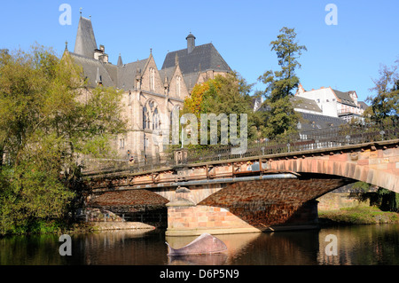 Brücke über die Lahn River und mittelalterlichen Gebäude der alten Universität, Marburg, Hessen, Deutschland, Europa Stockfoto