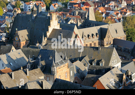 Dächer von mittelalterlichen Gebäuden in Marburg, darunter das Rathaus und die alte Universität, Marburg, Hessen, Deutschland, Europa Stockfoto