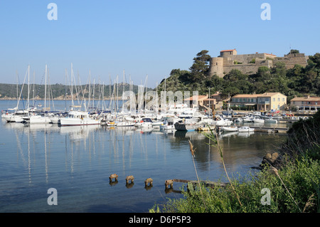 Segelyachten auf Port Cros Island vor dem Fort de l'Eminence Schloss, Hyeres Archipel, Var, Provence, Cote d ' Azur, Frankreich Stockfoto