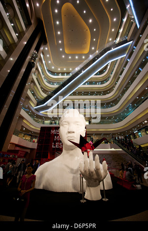 Riesige Statue von Leslie Cheung, ein berühmter Hong Kong Cantopop-Star zum 10. Jahrestag seines Todes. Stockfoto