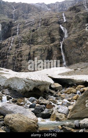 Kleine Gletscher und die Quelle des Flusses Gave an der Cirque de Gavarnie, Pyrenäen-Nationalpark Hautes-Pyrénées, Frankreich Stockfoto