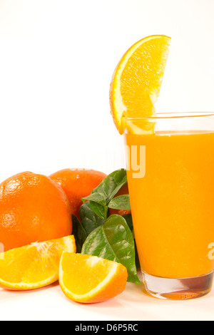 Frisch gepresster Orangensaft mit Orangen isoliert auf weiss Stockfoto