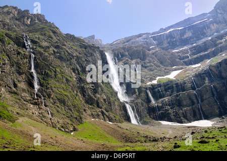 Wasserfälle stürzen die Karst Kalkstein Klippen des Cirque de Gavarnie, Pyrenäen-Nationalpark Hautes-Pyrénées, Frankreich Stockfoto