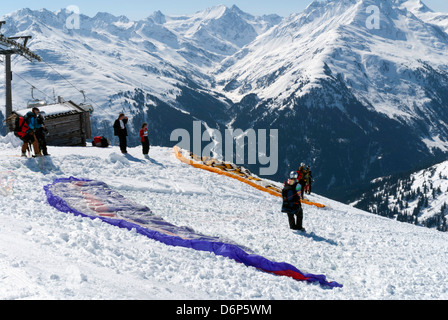 Vorbereiten der Gleitschirm über St. Anton in Tirol Stockfoto