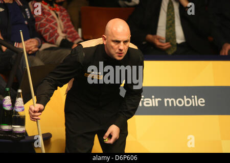 Sheffield, England. 22. April 2013. Mark Allen in Aktion gegen Mark King während der 1. Runde der Snooker-WM von The Crucible Theatre. Stockfoto