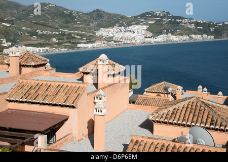 Spanische Villen mit Blick auf das Mittelmeer bei La Herradura Südspanien Stockfoto