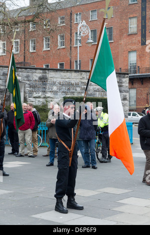 Republican Sinn Féin Fahnenträger bereitet sich auf März von Parnell Square mit dem Gruppenrichtlinienobjekt zum Gedenken an den Osteraufstand von 1916 zu führen Stockfoto