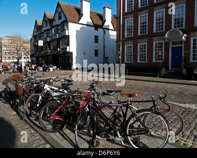 Eine Ansicht von Gebäuden und Fahrräder auf King Street in Wales zurück, Bristol England UK Stockfoto