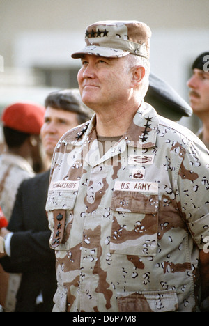 U. S General H. Norman Schwarzkopf, Oberbefehlshaber des Zentralkommandos, wartet auf die Aufnahme von Kriegsgefangenen, die von der irakischen Regierung am 6. März 1991 auf dem Luftwaffenstützpunkt Riad in Saudi-Arabien freigelassen wurden. Stockfoto