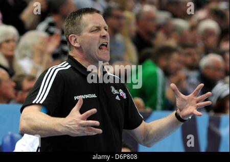 Kiel Trainer Alfred Gislason Gesten von der Seitenlinie in der Champions League zweite Bein Viertelfinal-Handball zwischen THW Kiel und MKB Veszprem in in der Sparkassen Arena in Kiel, Deutschland, 21. April 2013 übereinstimmen. Foto: Carsten Rehder Stockfoto