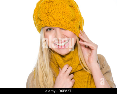 Lächelndes Mädchen im Herbst Kleidung Hut über den Kopf ziehen Stockfoto