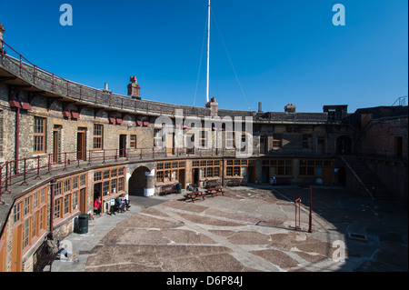 Landguard Fort in Felixstowe Suffolk mit Blick auf die Mündung des Flusses Orwell war es das letzte Fort zur Abwehr einer Invasion im Jahre 1667 Stockfoto