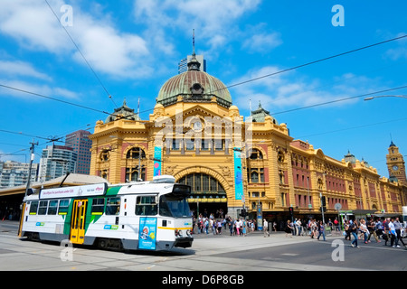 Flinders Bahnhof mit öffentlichen Straßenbahn in Zentral Melbourne-Australien Stockfoto