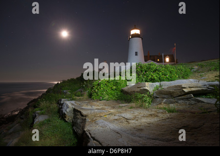 Pemaquid Point Lighthouse nachts mit einer Taschenlampe und Moonlight, Maine, USA. Stockfoto