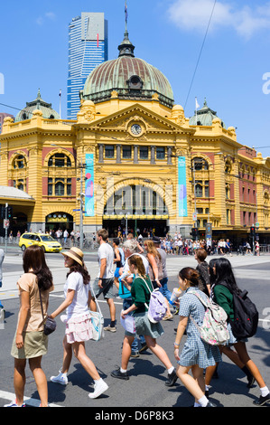 Bahnhof Flinders und stark befahrenen Straße in Zentral Melbourne-Australien Stockfoto