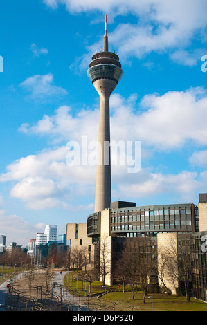 Turm der Rheinturm und Landtag Nordrhein-Westfalen Montagehalle Düsseldorf Stadt Nordrhein-Westfalen Region Westdeutschland Stockfoto