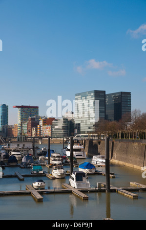 Boote vertäut im Winter vor bin Handelshafen Unterbilk Bezirk Düsseldorf Stadt Nordrhein-Westfalen Region Deutschland Stockfoto