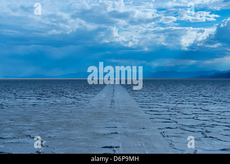 Autoreifen tracks auf Bonneville Salt Flats bei Sonnenuntergang, Tooele, Utah, USA. Stockfoto