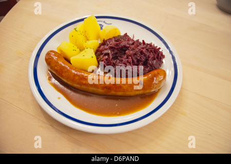 Bratwurst mit Kartoffeln und Sauerkraut Im Goldenen Kessel Zweig der Brauerei Schumacher Bier Hall Restaurant Düsseldorf Stockfoto