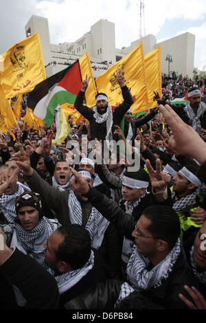 Tragen Sie 22. April 2013 - Nablus, Westjordanland, Palästinensische Autonomiegebiete - palästinensische Studenten loyal gegenüber der Fatah-Bewegung gelbe Flagge der Bewegung, während ihre Wahlkampagne für die Fachschaft an der al-Najah Universität im Westjordanland Stadt von Nablus, am 22. April 2013. Die zwei Hauptparteien wetteifern für Sitze Fatah sind, gegründet von den verstorbenen palästinensischen Führer Yasser Arafat und der Hamas (Credit-Bild: © Nedal Eshtayah/APA Images/ZUMAPRESS.com) Stockfoto