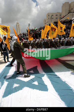 Tragen Sie 22. April 2013 - Nablus, Westjordanland, Palästinensische Autonomiegebiete - palästinensische Studenten loyal gegenüber der Fatah-Bewegung eine palästinensische Fahne, während ihre Wahlkampagne für die Fachschaft an der al-Najah Universität im Westjordanland Stadt von Nablus, am 22. April 2013. Die zwei Hauptparteien wetteifern für Sitze Fatah sind, gegründet von den verstorbenen palästinensischen Führer Yasser Arafat und der Hamas (Credit-Bild: © Nedal Eshtayah/APA Images/ZUMAPRESS.com) Stockfoto