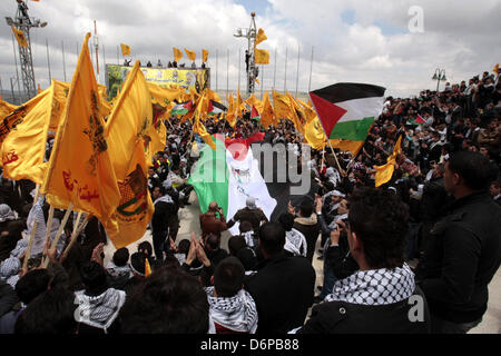 Tragen Sie 22. April 2013 - Nablus, Westjordanland, Palästinensische Autonomiegebiete - palästinensische Studenten loyal gegenüber der Fatah-Bewegung gelbe Flagge der Bewegung, während ihre Wahlkampagne für die Fachschaft an der al-Najah Universität im Westjordanland Stadt von Nablus, am 22. April 2013. Die zwei Hauptparteien wetteifern für Sitze Fatah sind, gegründet von den verstorbenen palästinensischen Führer Yasser Arafat und der Hamas (Credit-Bild: © Nedal Eshtayah/APA Images/ZUMAPRESS.com) Stockfoto