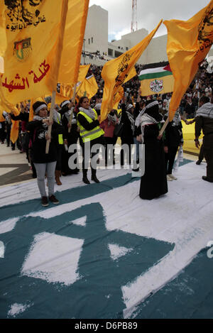 Tragen Sie 22. April 2013 - Nablus, Westjordanland, Palästinensische Autonomiegebiete - palästinensische Studentinnen, die loyal zu der Fatah-Bewegung gelbe Flagge der Bewegung, während ihre Wahlkampagne für die Fachschaft an der al-Najah Universität im Westjordanland Stadt von Nablus, am 22. April 2013. Die zwei Hauptparteien wetteifern für Sitze Fatah sind, gegründet von den verstorbenen palästinensischen Führer Yasser Arafat und der Hamas (Credit-Bild: © Nedal Eshtayah/APA Images/ZUMAPRESS.com) Stockfoto