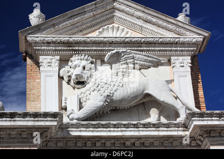 Die geflügelten venezianischen Löwen am Eingang "Porta Magna" der Arsenale, Venedig, Italien - Venedig, Italien - Venedig, Italien Stockfoto