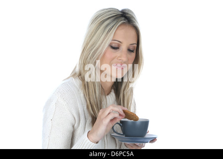 Zuverlässige selbstbewussten jungen Frau, Entspannen mit Tee oder Kaffee heiß trinken, isoliert gegen den weißen Hintergrund, Freistellungspfad Stockfoto