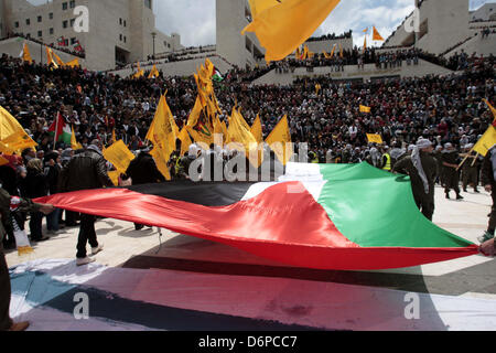 Tragen Sie 22. April 2013 - Nablus, Westjordanland, Palästinensische Autonomiegebiete - palästinensische Studenten loyal gegenüber der Fatah-Bewegung eine palästinensische Fahne, während ihre Wahlkampagne für die Fachschaft an der al-Najah Universität im Westjordanland Stadt von Nablus, am 22. April 2013. Die zwei Hauptparteien wetteifern für Sitze Fatah sind, gegründet von den verstorbenen palästinensischen Führer Yasser Arafat und der Hamas (Credit-Bild: © Nedal Eshtayah/APA Images/ZUMAPRESS.com) Stockfoto