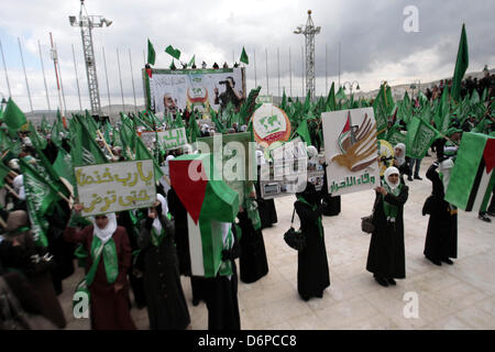 Führen Sie 22. April 2013 - Nablus, Westjordanland, Palästinensische Autonomiegebiete - palästinensische Studentinnen loyal gegenüber der islamischen Hamas-Bewegung, die Bewegung grüne Flagge, während ihre Wahlkampagne für die Fachschaft an der al-Najah Universität im Westjordanland Stadt von Nablus, am 22. April 2013. Die zwei Hauptparteien wetteifern für Sitze Fatah sind, gegründet von den verstorbenen palästinensischen Führer Yasser Arafat und der Hamas (Credit-Bild: © Nedal Eshtayah/APA Images/ZUMAPRESS.com) Stockfoto