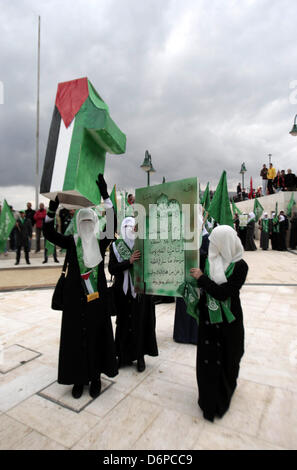 Führen Sie 22. April 2013 - Nablus, Westjordanland, Palästinensische Autonomiegebiete - palästinensische Studentinnen loyal gegenüber der islamischen Hamas-Bewegung, die Bewegung grüne Flagge, während ihre Wahlkampagne für die Fachschaft an der al-Najah Universität im Westjordanland Stadt von Nablus, am 22. April 2013. Die zwei Hauptparteien wetteifern für Sitze Fatah sind, gegründet von den verstorbenen palästinensischen Führer Yasser Arafat und der Hamas (Credit-Bild: © Nedal Eshtayah/APA Images/ZUMAPRESS.com) Stockfoto