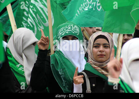 Führen Sie 22. April 2013 - Nablus, Westjordanland, Palästinensische Autonomiegebiete - palästinensische Studentinnen loyal gegenüber der islamischen Hamas-Bewegung, die Bewegung grüne Flagge, während ihre Wahlkampagne für die Fachschaft an der al-Najah Universität im Westjordanland Stadt von Nablus, am 22. April 2013. Die zwei Hauptparteien wetteifern für Sitze Fatah sind, gegründet von den verstorbenen palästinensischen Führer Yasser Arafat und der Hamas (Credit-Bild: © Nedal Eshtayah/APA Images/ZUMAPRESS.com) Stockfoto