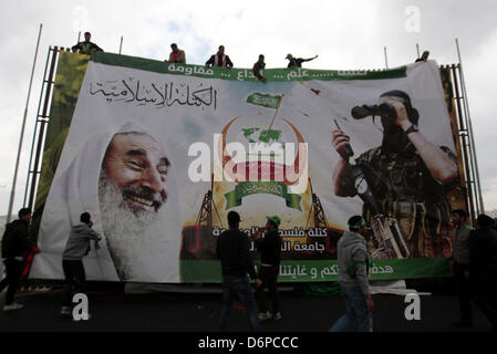 Sammeln Sie 22. April 2013 - Nablus, Westjordanland, Palästinensische Autonomiegebiete - palästinensische Studenten loyal gegenüber der islamischen Hamas-Bewegung während ihres Wahlkampfes für die Fachschaft an der al-Najah Universität im Westjordanland Stadt von Nablus, am 22. April 2013. Die zwei Hauptparteien wetteifern für Sitze Fatah sind, gegründet von den verstorbenen palästinensischen Führer Yasser Arafat und der Hamas (Credit-Bild: © Nedal Eshtayah/APA Images/ZUMAPRESS.com) Stockfoto