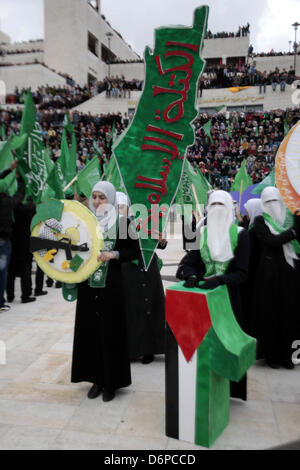 Führen Sie 22. April 2013 - Nablus, Westjordanland, Palästinensische Autonomiegebiete - palästinensische Studentinnen loyal gegenüber der islamischen Hamas-Bewegung, die Bewegung grüne Flagge, während ihre Wahlkampagne für die Fachschaft an der al-Najah Universität im Westjordanland Stadt von Nablus, am 22. April 2013. Die zwei Hauptparteien wetteifern für Sitze Fatah sind, gegründet von den verstorbenen palästinensischen Führer Yasser Arafat und der Hamas (Credit-Bild: © Nedal Eshtayah/APA Images/ZUMAPRESS.com) Stockfoto