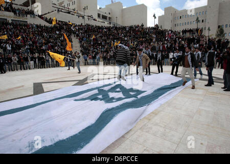 22. April 2013 - Spaziergänge, Nablus im Westjordanland, Palästinensische Autonomiegebiete - palästinensische Studenten loyal gegenüber der Fatah-Bewegung, eine israelische Flagge, während ihre Wahlkampagne für die Fachschaft an der al-Najah Universität im Westjordanland Stadt von Nablus, am 22. April 2013. Die zwei Hauptparteien wetteifern für Sitze Fatah sind, gegründet von den verstorbenen palästinensischen Führer Yasser Arafat und der Hamas (Credit-Bild: © Nedal Eshtayah/APA Images/ZUMAPRESS.com) Stockfoto