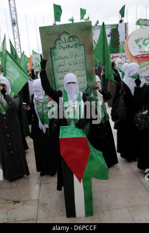 Führen Sie 22. April 2013 - Nablus, Westjordanland, Palästinensische Autonomiegebiete - palästinensische Studentinnen loyal gegenüber der islamischen Hamas-Bewegung, die Bewegung grüne Flagge, während ihre Wahlkampagne für die Fachschaft an der al-Najah Universität im Westjordanland Stadt von Nablus, am 22. April 2013. Die zwei Hauptparteien wetteifern für Sitze Fatah sind, gegründet von den verstorbenen palästinensischen Führer Yasser Arafat und der Hamas (Credit-Bild: © Nedal Eshtayah/APA Images/ZUMAPRESS.com) Stockfoto