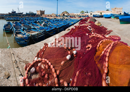 Fischernetze und blauen Angelboote/Fischerboote in Essaouira Hafen, früher Mogador, Marokko, Nordafrika, Afrika Stockfoto