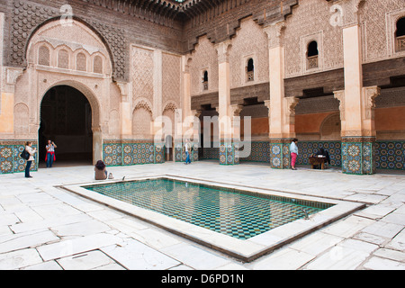 Touristen, die Medersa Ben Youssef, die alte islamische Schule, alte Medina, Marrakesch, Marokko, Nordafrika, Afrika Stockfoto