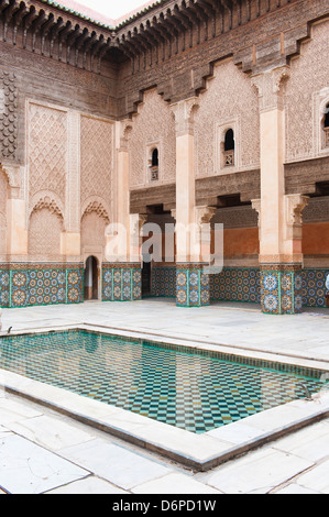 Innenhof der Medersa Ben Youssef, die alte islamische Schule, alte Medina, Marrakesch, Marokko, Nordafrika, Afrika Stockfoto