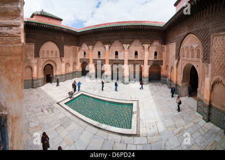 Touristen, die Medersa Ben Youssef, der alten islamischen Koran Schule, alte Medina, Marrakesch, Marokko, Nordafrika, Afrika Stockfoto