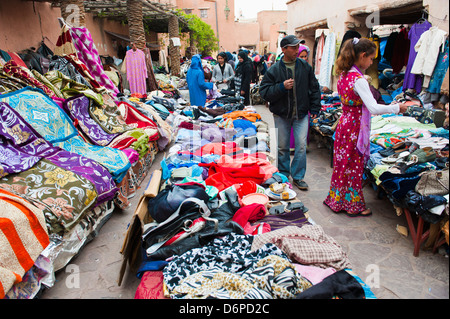 Kleidung Ständen in den Souks der alten Medina von Marrakesch, Marokko, Nordafrika, Afrika Stockfoto